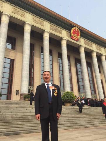 南门学校教育集团总校长陈卫国荣获“全国先进工作者”称号